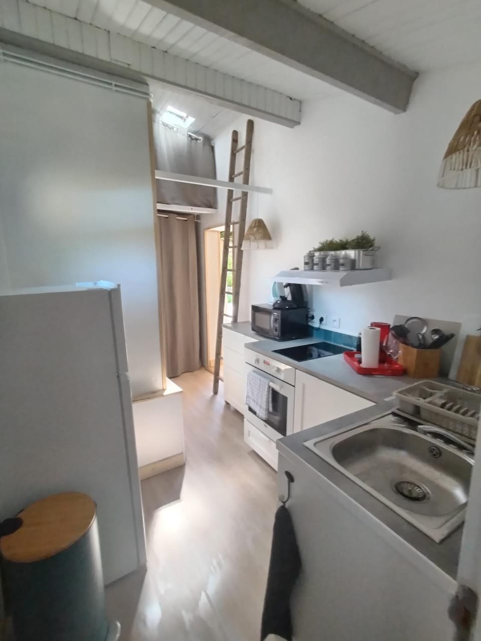 Kitchen or kitchenette, dishwasher, stove