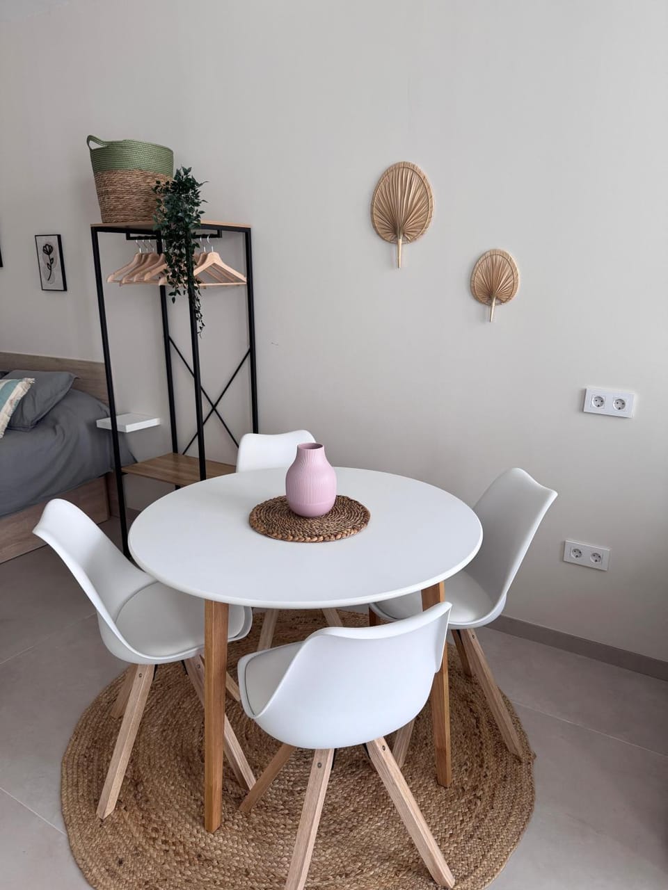 Coffee/tea facilities, Living room, Seating area, Dining area