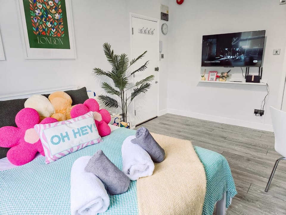 Bed, TV and multimedia, Living room, Photo of the whole room, Seating area, Bedroom, towels