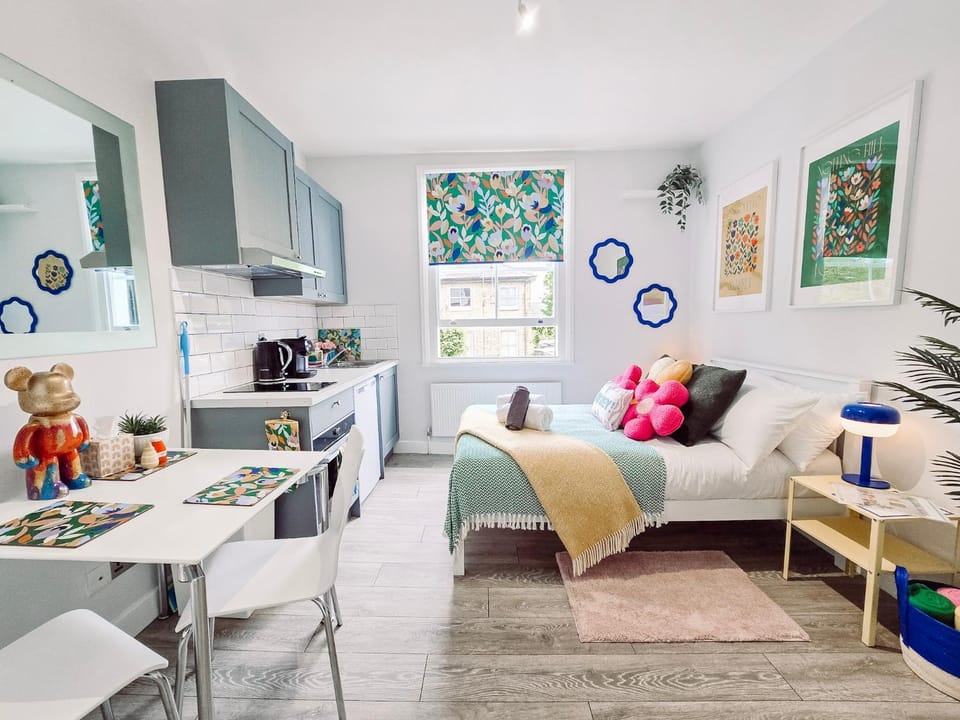 Bed, Kitchen or kitchenette, Living room, Photo of the whole room, Seating area, Dining area, Bedroom, oven