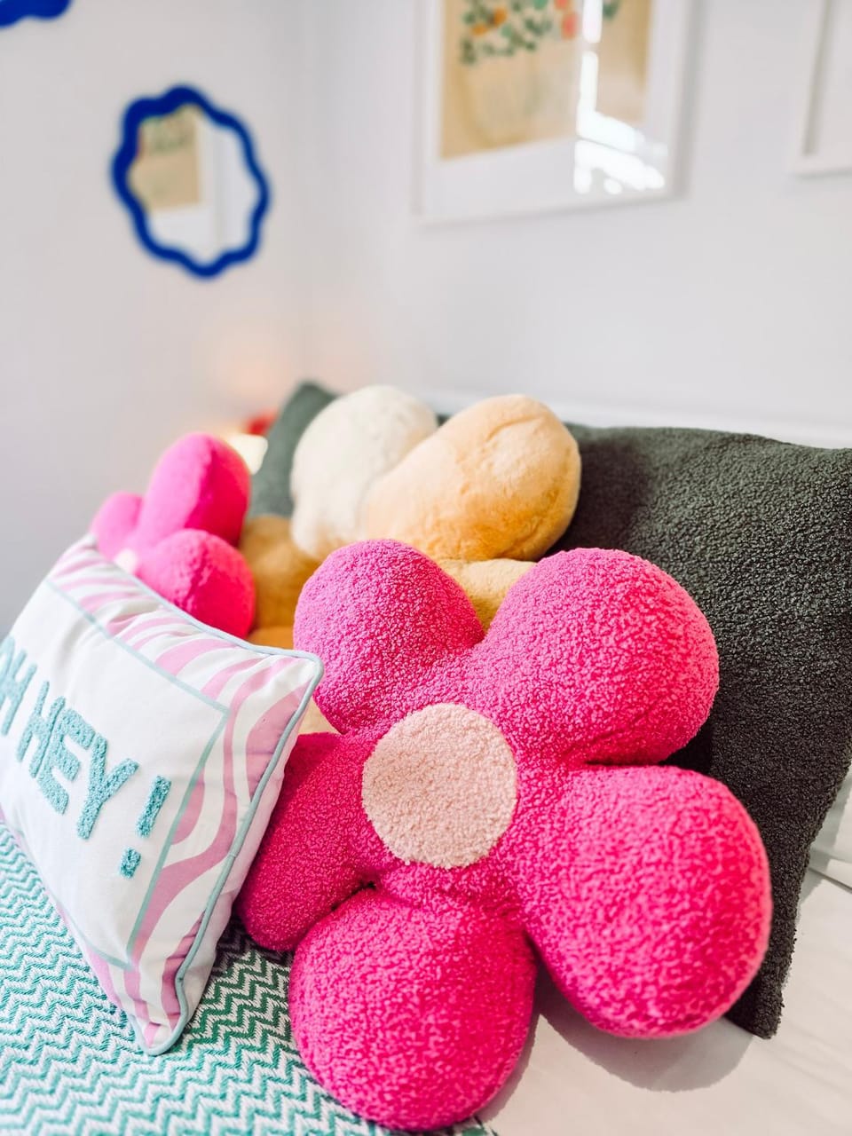 Bed, Photo of the whole room, Seating area, Bedroom, towels