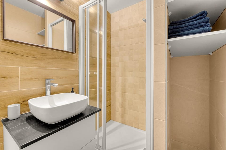 Shower, Bathroom, towels