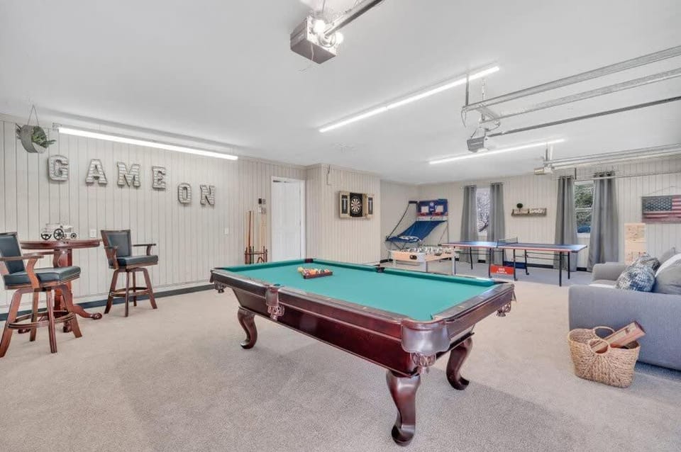 8 Br Sleeps 24 Hot Tub Game Room Dog Friendly House in Upper Hominy