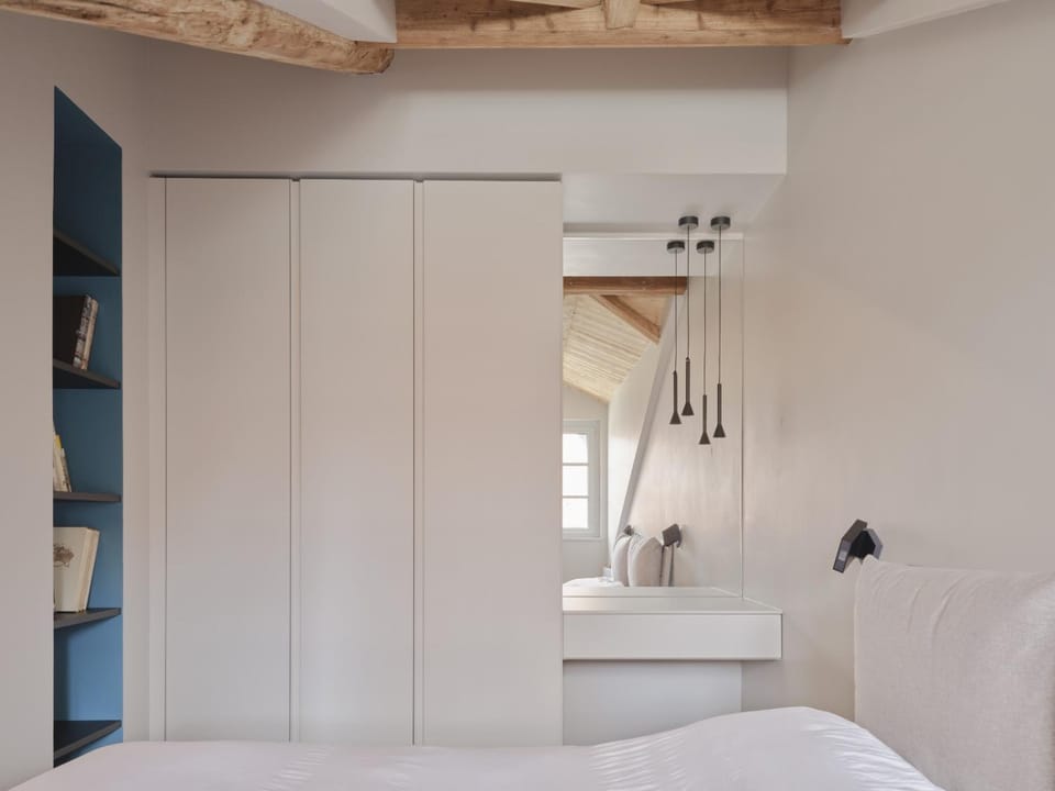 Bed, Photo of the whole room, wardrobe