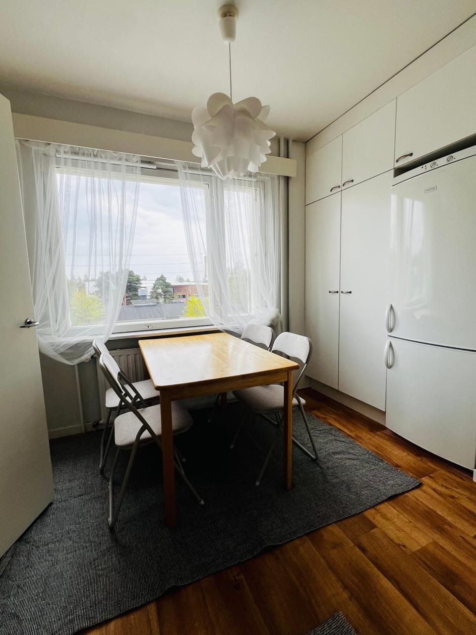 Kitchen or kitchenette, Dining area