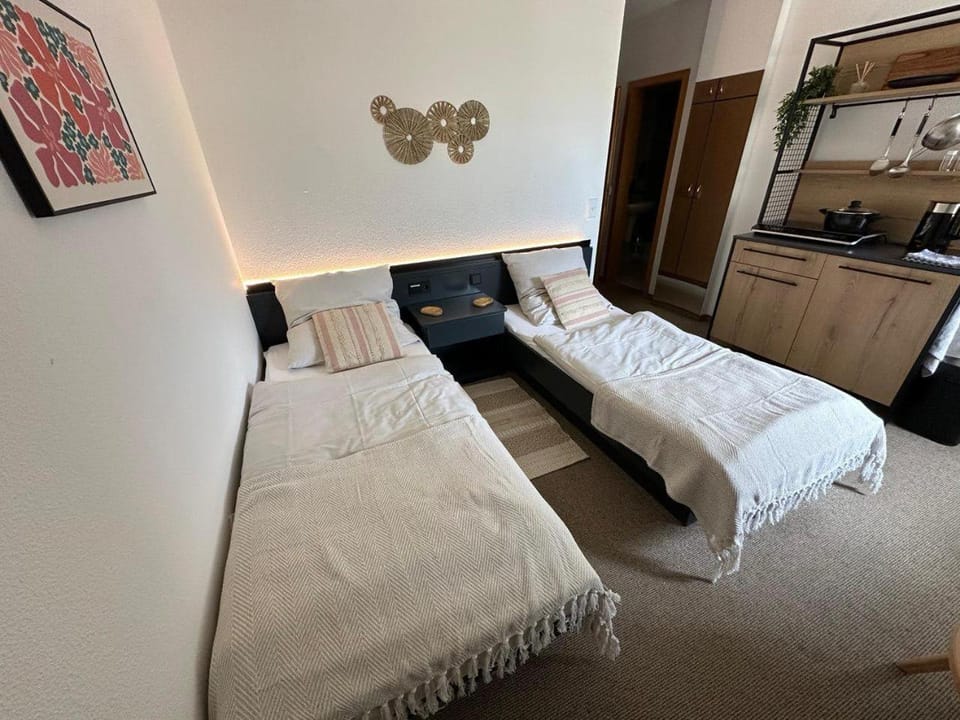 Bed, Kitchen or kitchenette, Photo of the whole room, Bedroom