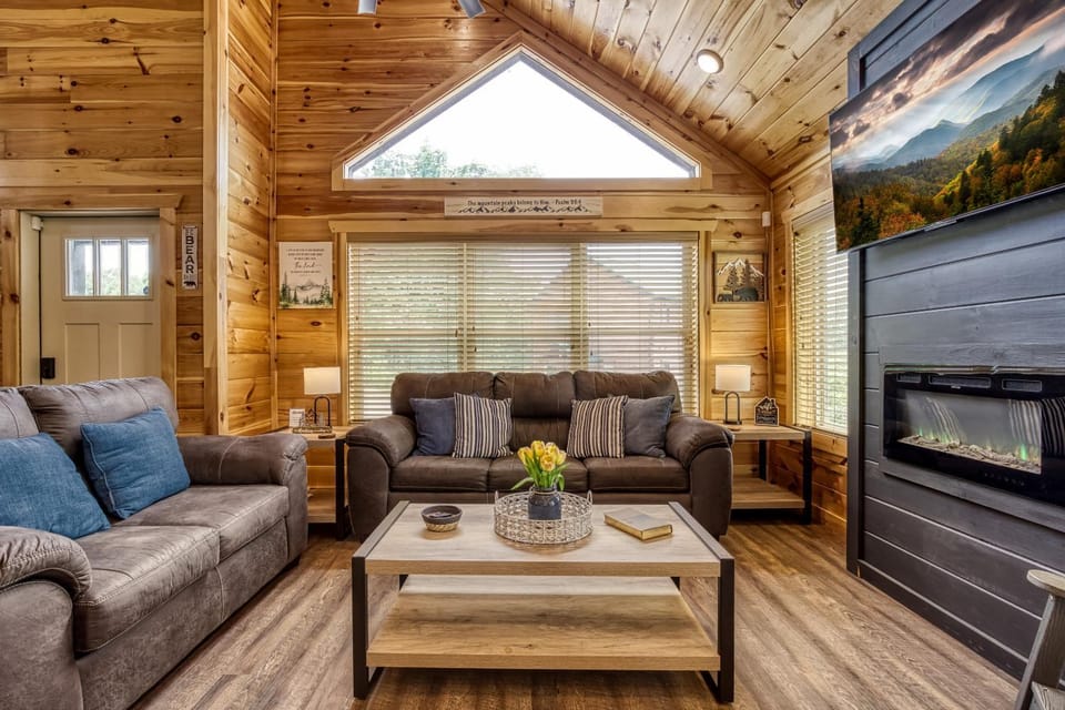 Communal lounge/ TV room, TV and multimedia, Living room, Decorative detail, Decorative detail, Seating area, Evening entertainment, Pets, Pets, Entertainment, fireplace, fireplace, pet friendly, pet friendly