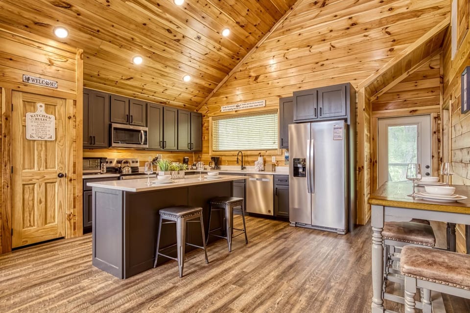 Coffee/tea facilities, Kitchen or kitchenette, Decorative detail, Decorative detail, Dining area, Communal kitchen, Pets, Pets, dishwasher, microwave, minibar, oven, pet friendly, pet friendly, stove, stove, toaster, toaster, kitchen, kitchen