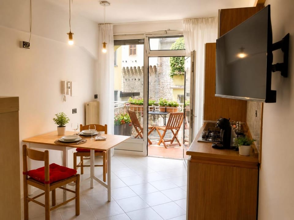 TV and multimedia, Kitchen or kitchenette, Living room, Seating area, Dining area