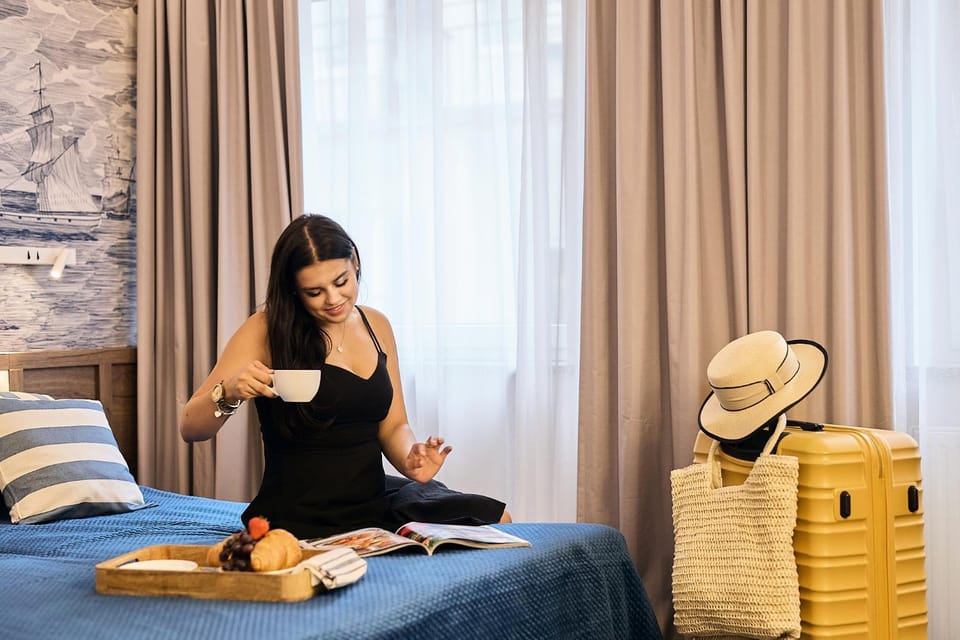 Bed, People, Photo of the whole room, towels