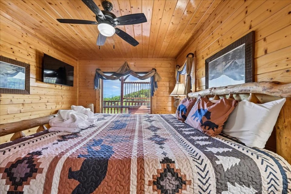 A Cozy Den by Venture Smoky Mountains House in Sevier County
