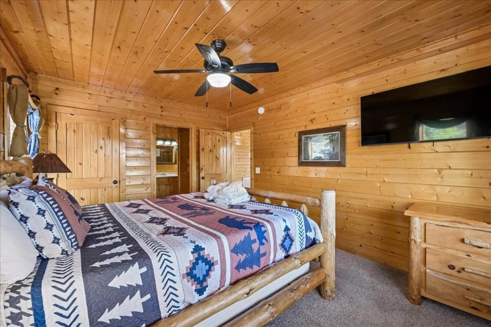 A Cozy Den by Venture Smoky Mountains House in Sevier County