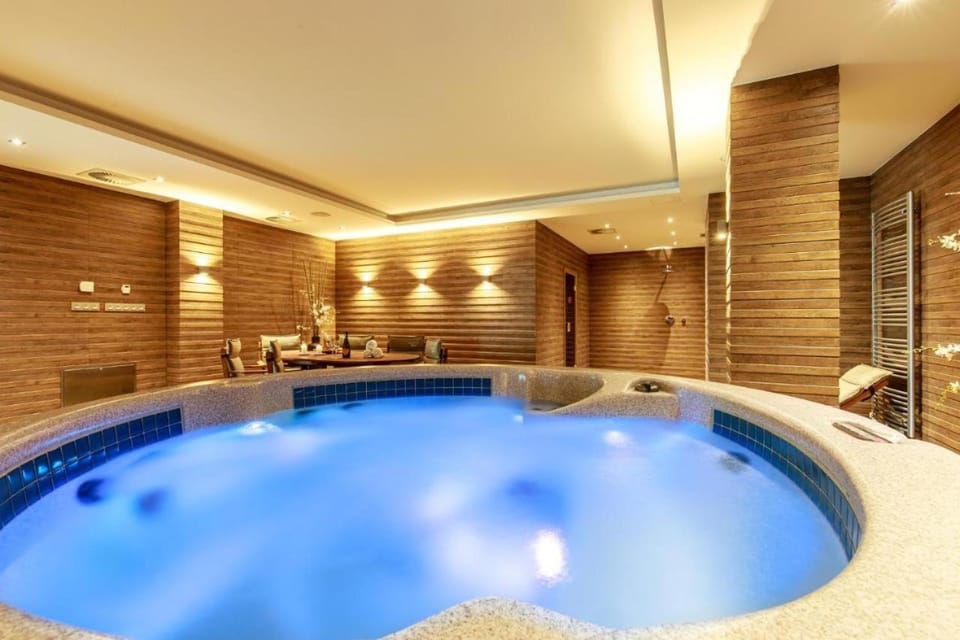 Hot Tub, Swimming pool