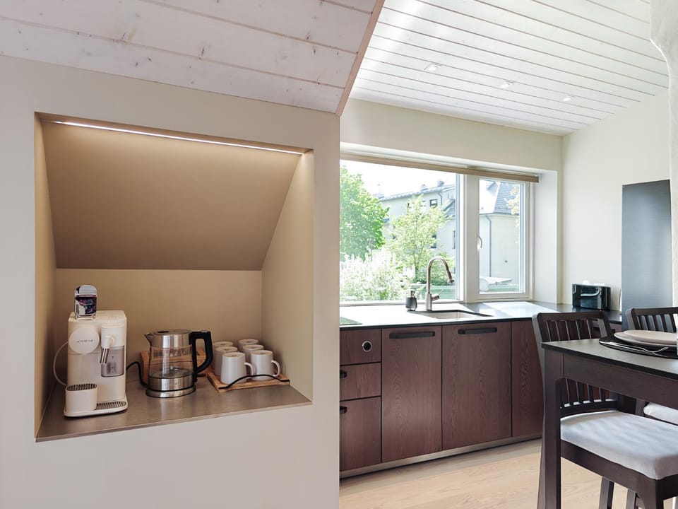 Coffee/tea facilities, Kitchen or kitchenette, Dining area, toaster