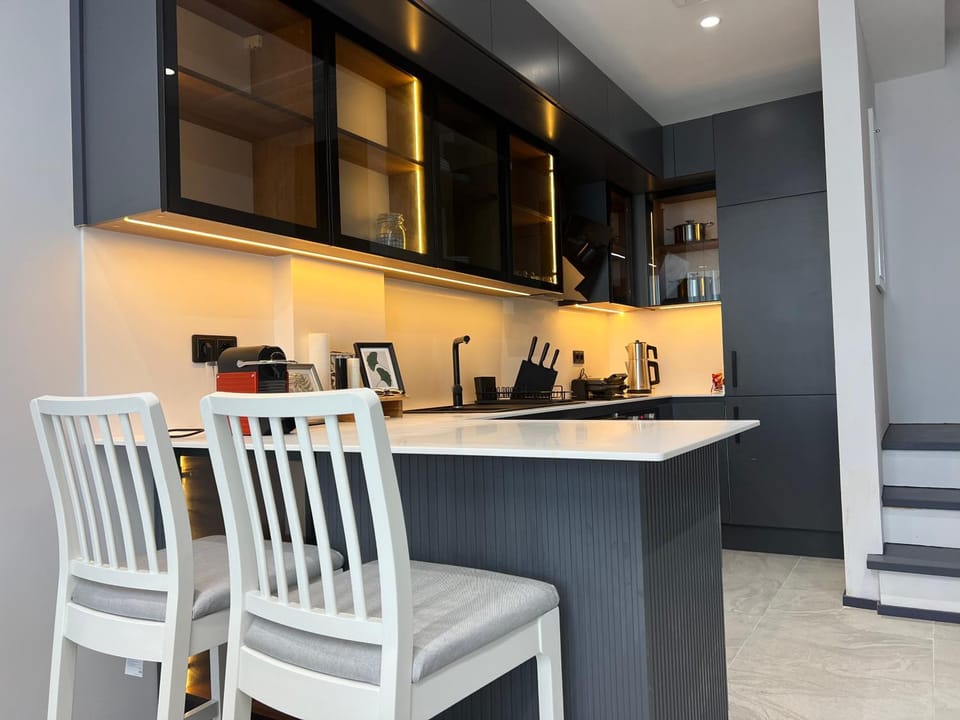 Kitchen or kitchenette, Dining area, minibar, stove