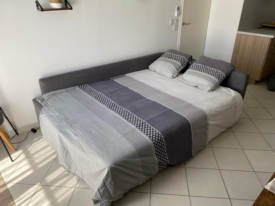 Bed, Living room