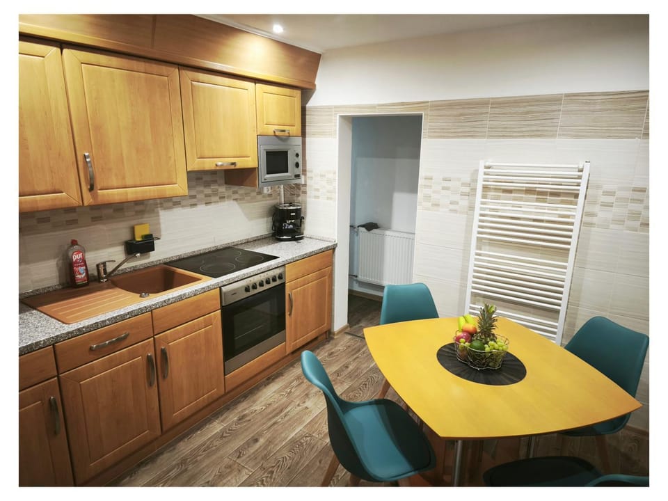 Kitchen or kitchenette, Seating area, Dining area, oven, pet friendly