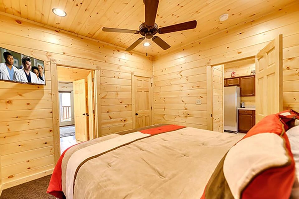 Bears Den by Venture Smoky Mountains House in Gatlinburg