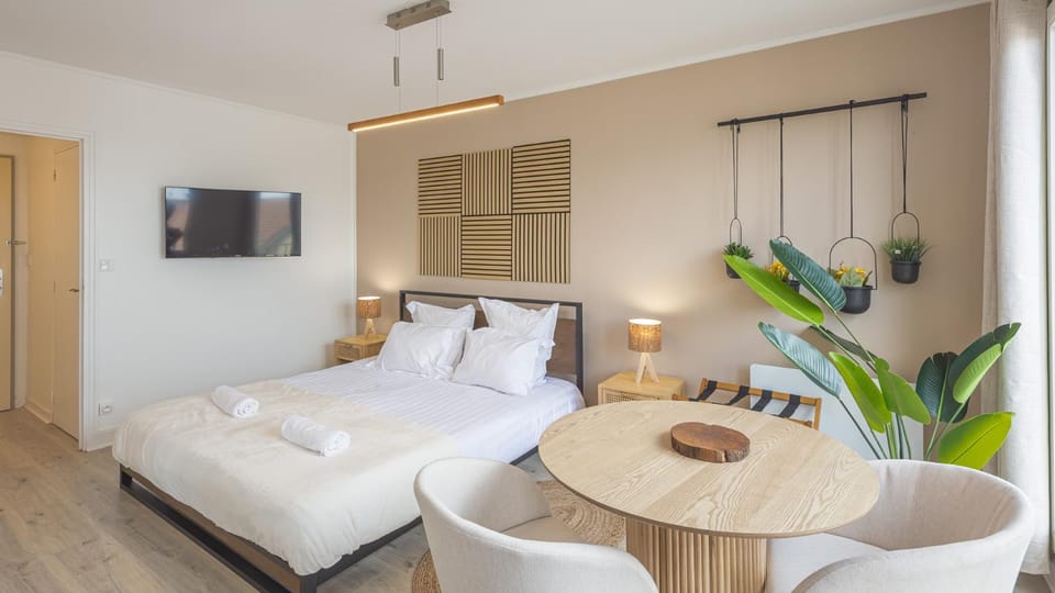 Bed, TV and multimedia, Bedroom