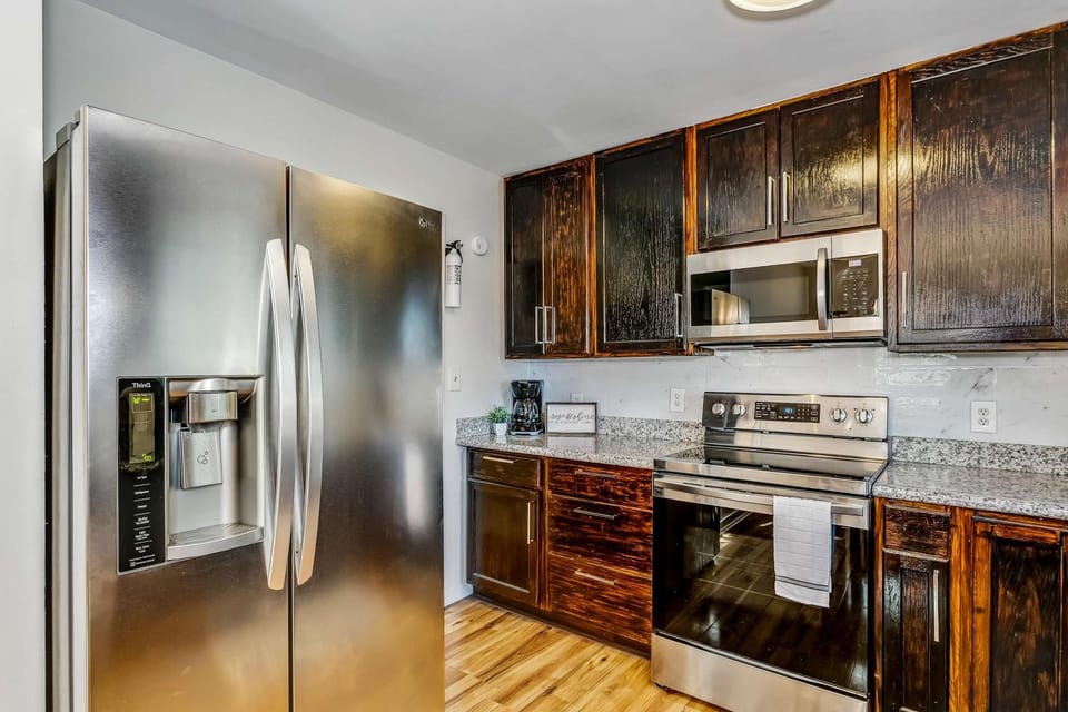 Near Downtown Beach House&Apt - Woodland Escape House in Pensacola