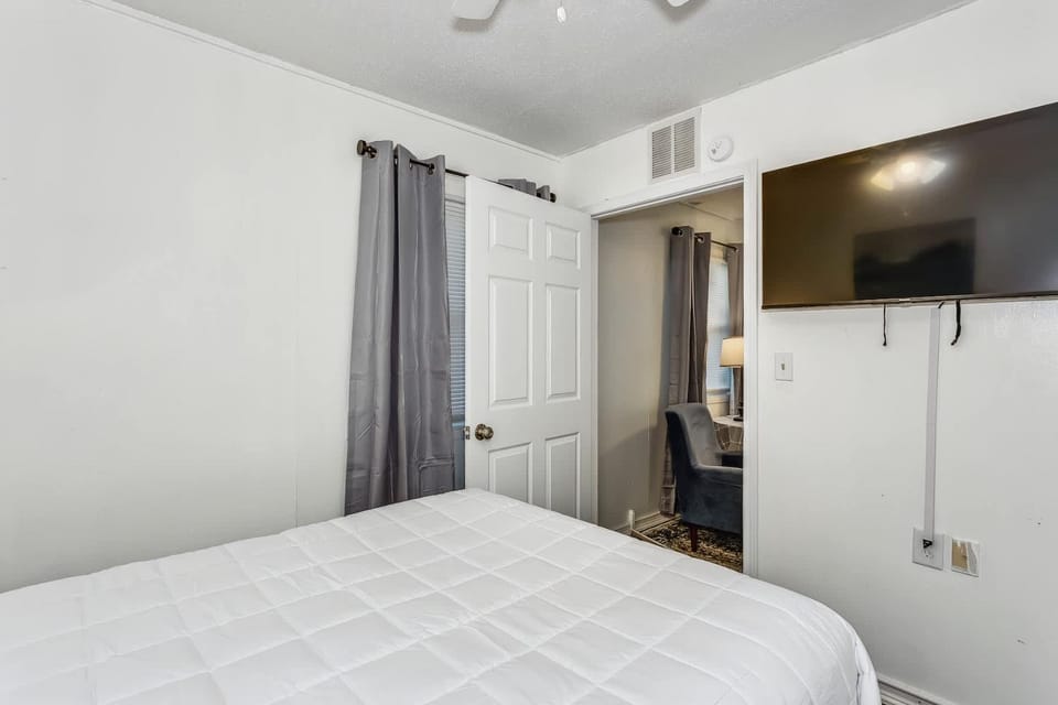 Near Downtown Beach House&Apt - Woodland Escape House in Pensacola