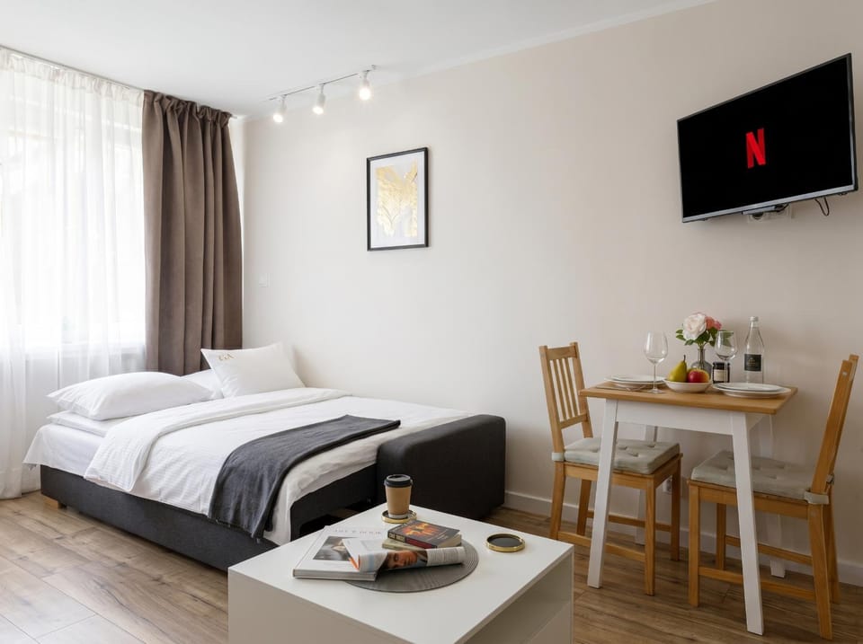 Bed, TV and multimedia, Living room, Food and drinks, Photo of the whole room, Seating area, Dining area, Bedroom, Food