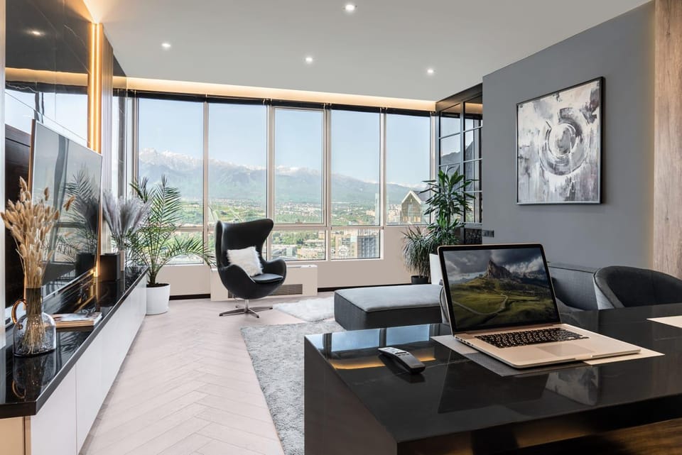 Communal lounge/ TV room, Natural landscape, TV and multimedia, Living room, Mountain view