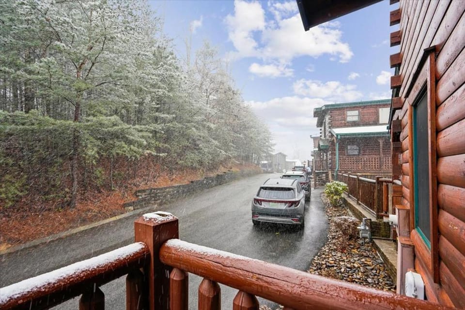 Cherokee Ridge by Venture Smoky Mountains House in Gatlinburg