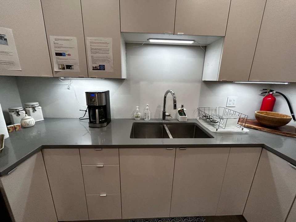 Coffee/tea facilities, Kitchen or kitchenette, stove