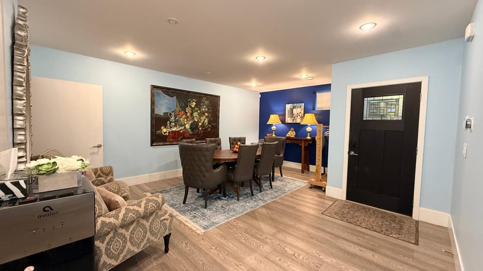 Decorative detail, Seating area, Dining area