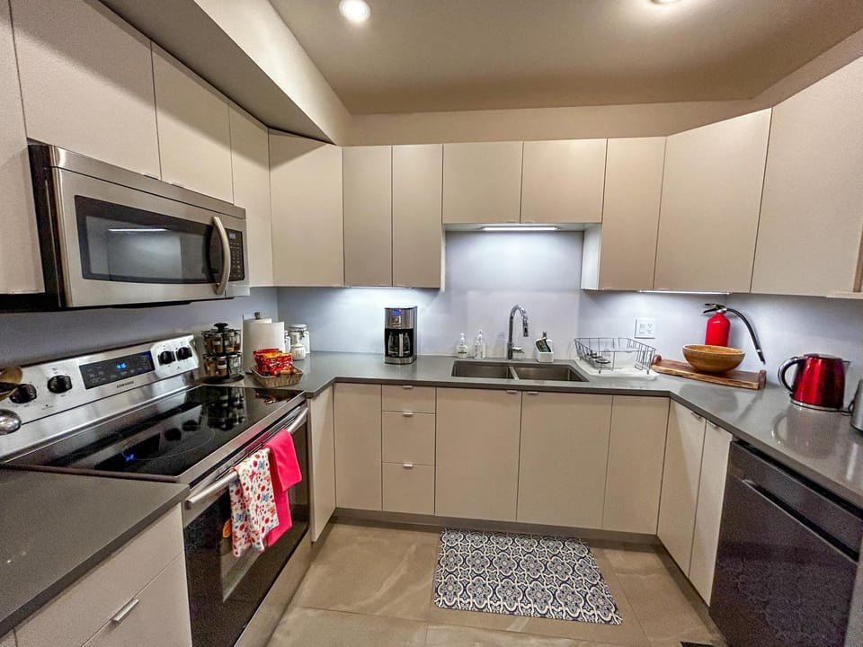 Coffee/tea facilities, Kitchen or kitchenette, dishwasher, oven, stove, toaster