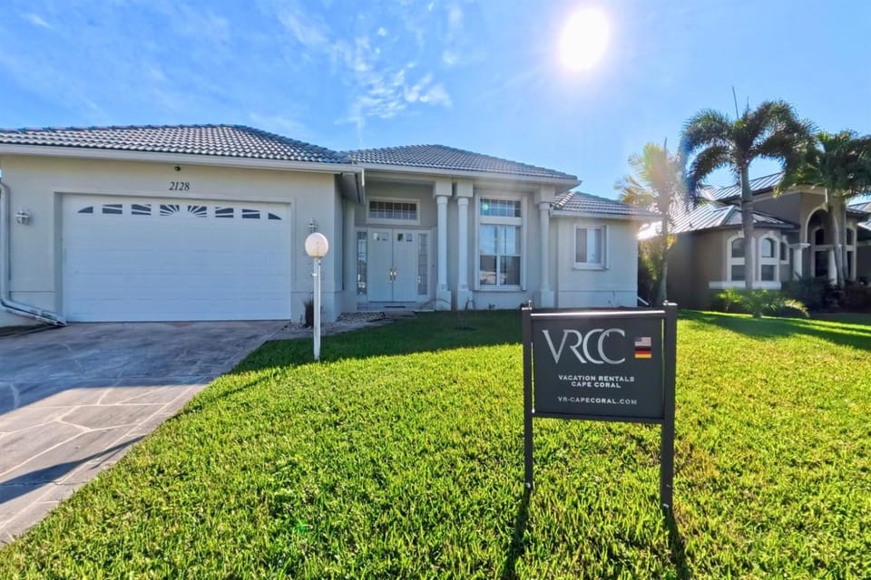 VRCC Villa Alba - waterfront villa with boat dock House in Cape Coral