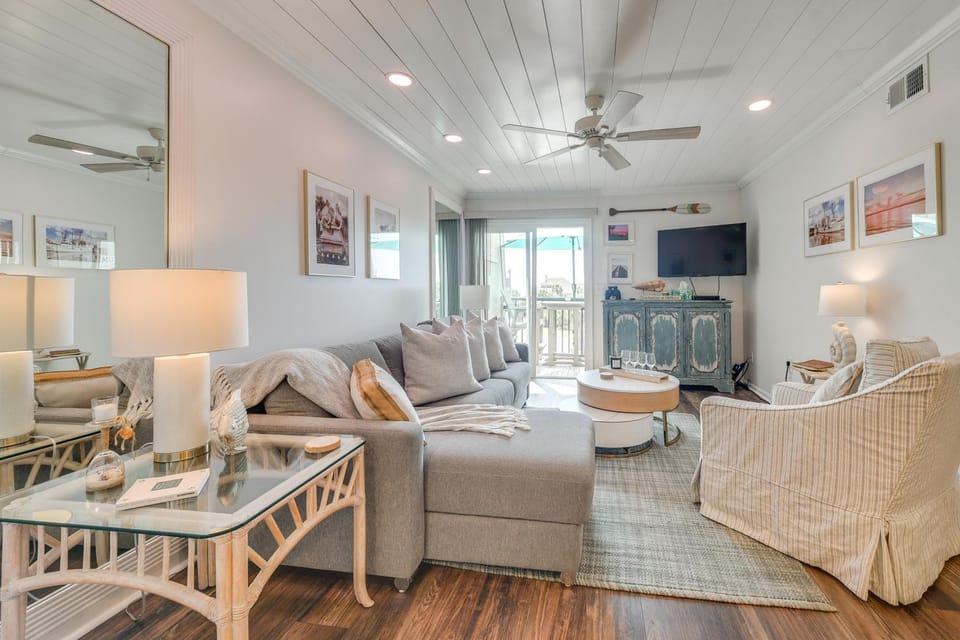 Walk to Beach & Marsh: Condo in Murrells Inlet House in Murrells Inlet
