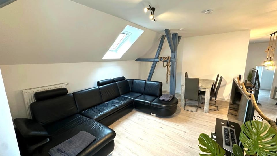 Communal lounge/ TV room, TV and multimedia, Living room, Seating area, Evening entertainment
