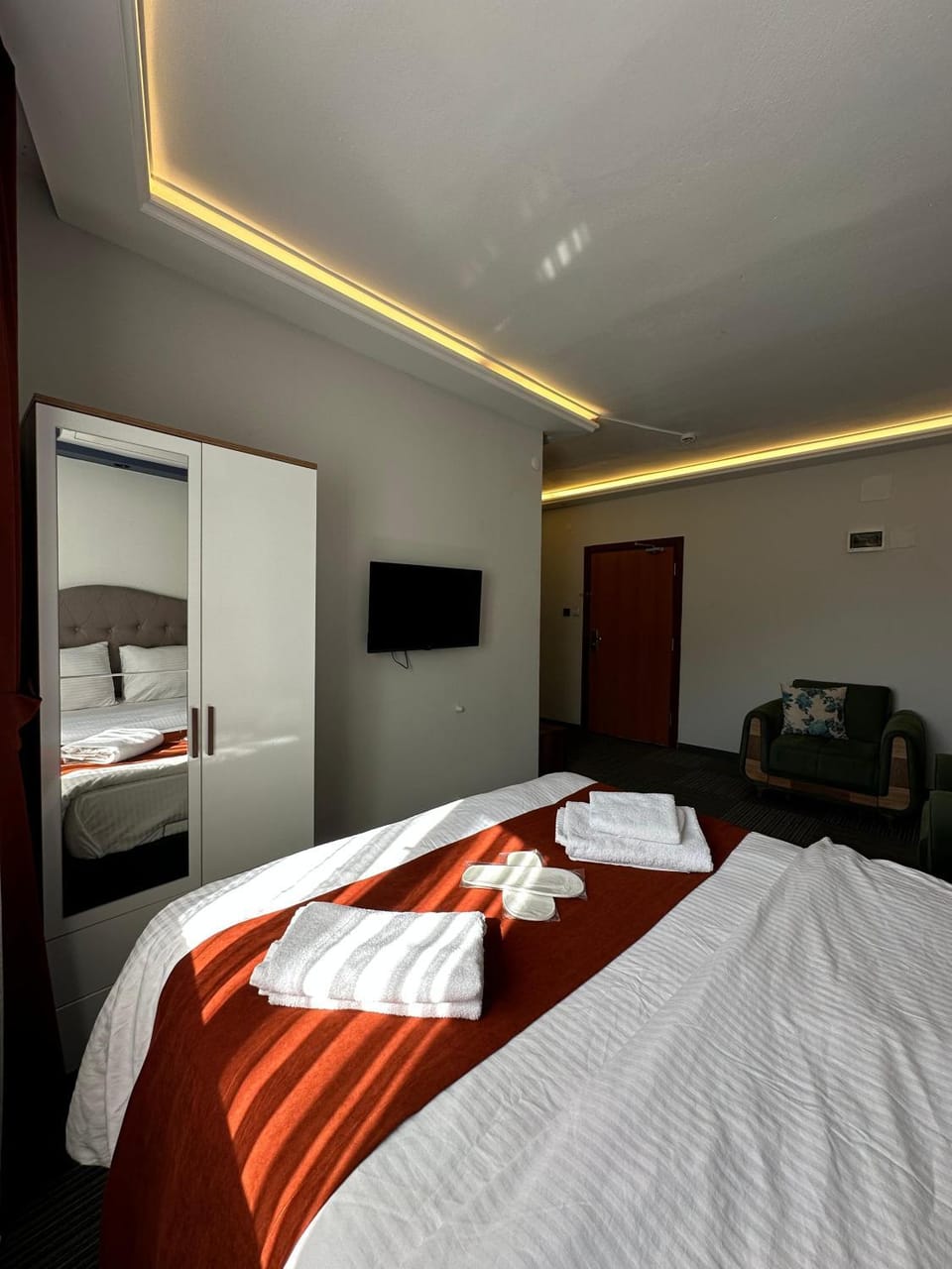 Bed, TV and multimedia, Photo of the whole room, Bedroom, towels