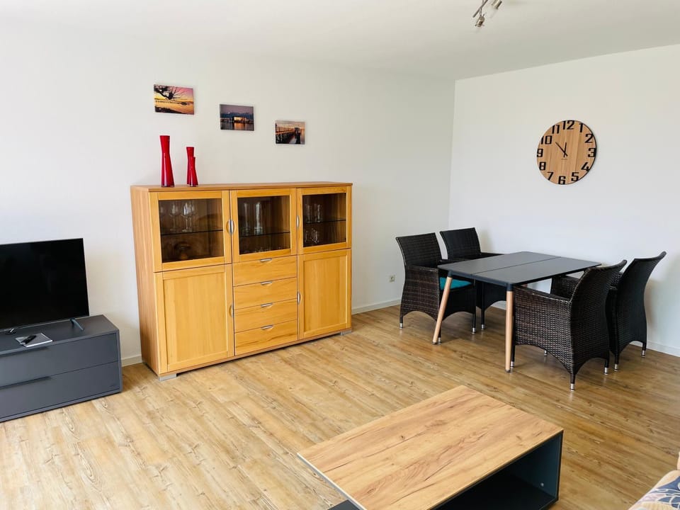 TV and multimedia, Living room, Seating area, Dining area