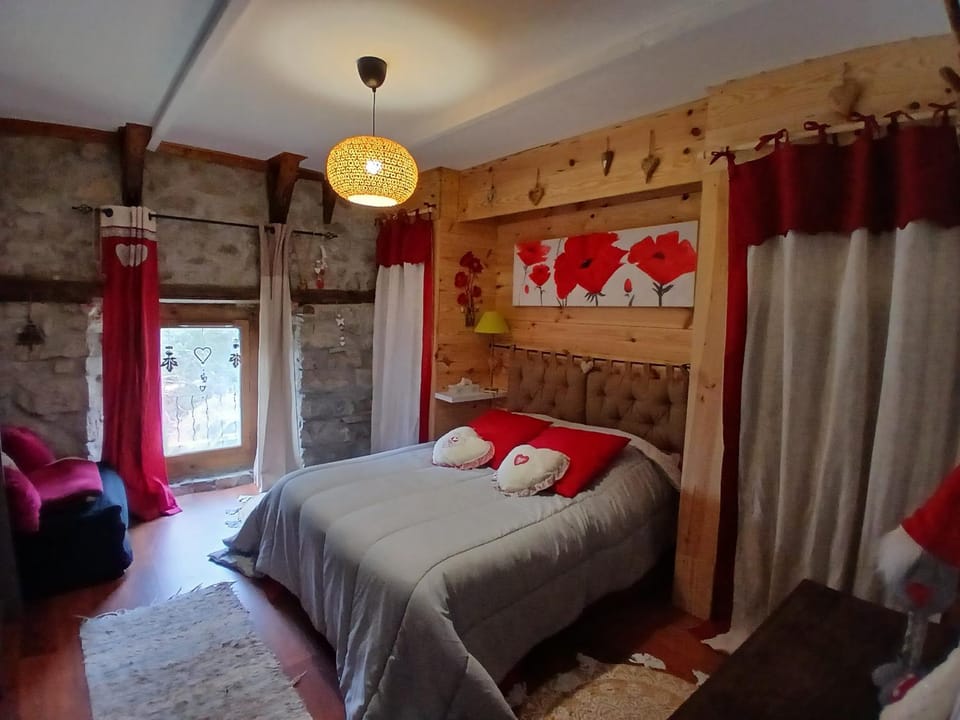 Gîte Insolite 14 personnes Bain Nordique et Sauna en pleine nature House in Auvergne-Rhône-Alpes