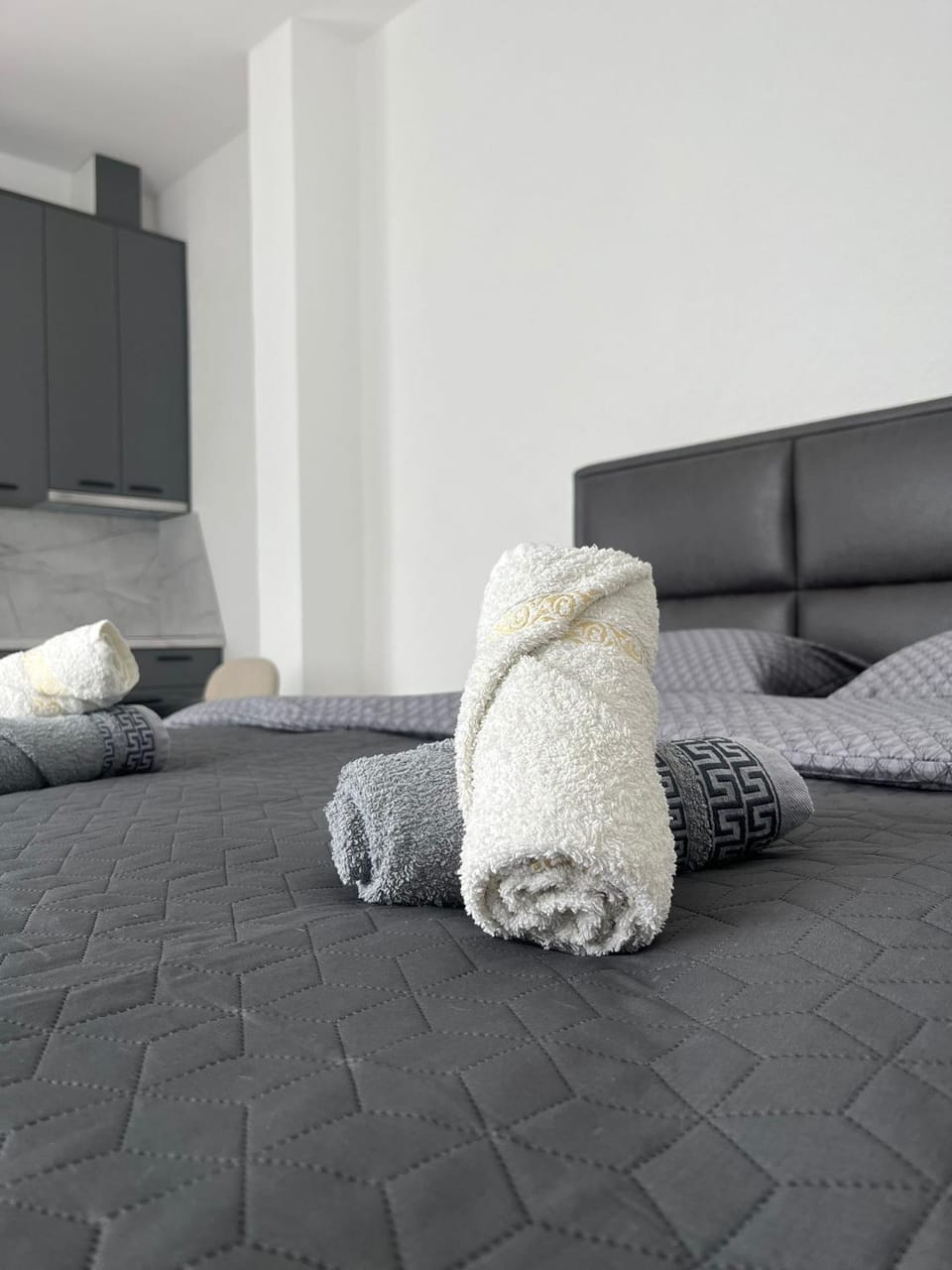 Bed, Bedroom, towels