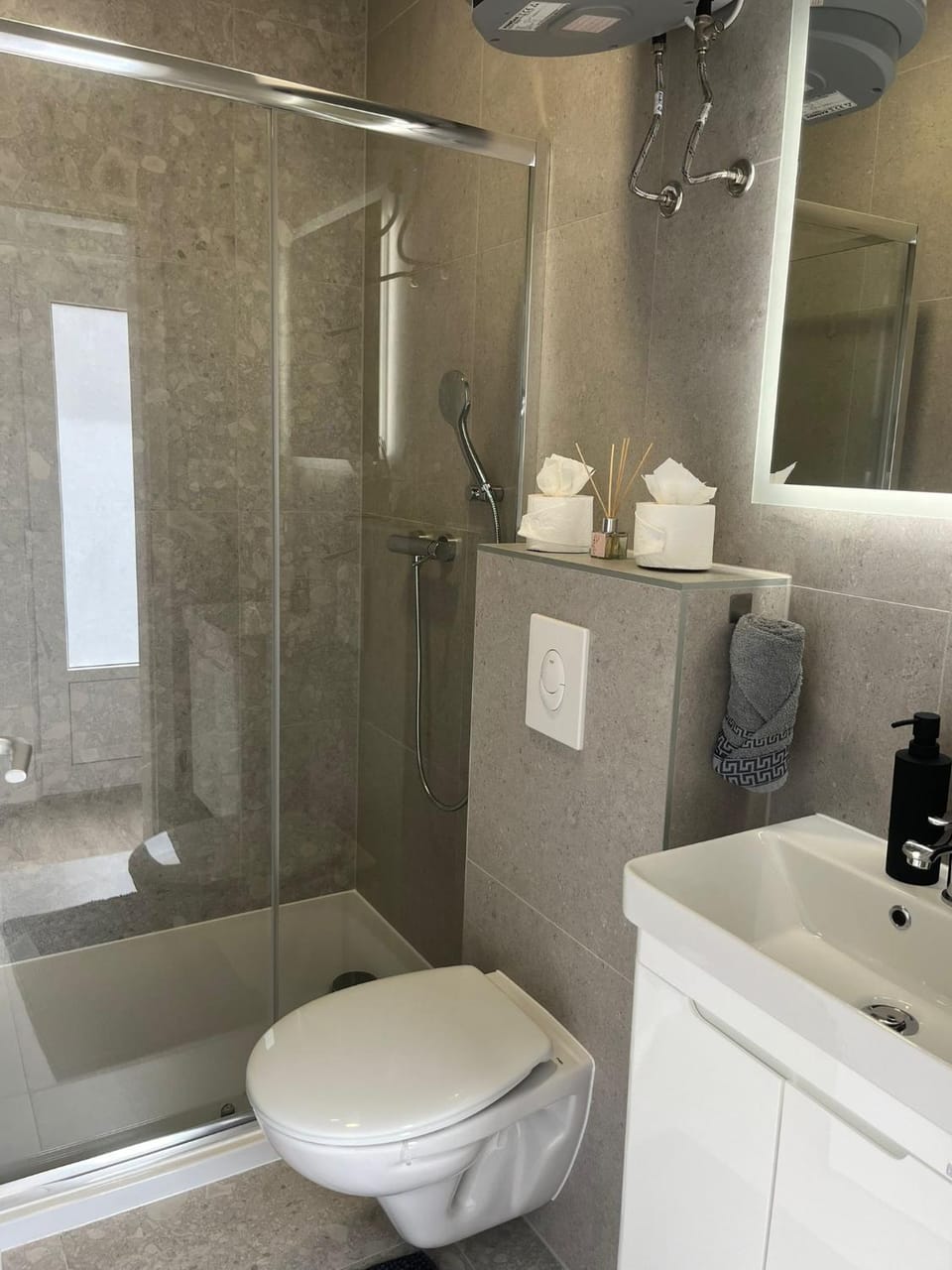 Shower, Toilet, Bathroom, towels