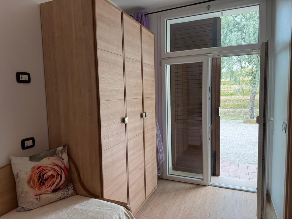 Photo of the whole room, Bedroom, wardrobe