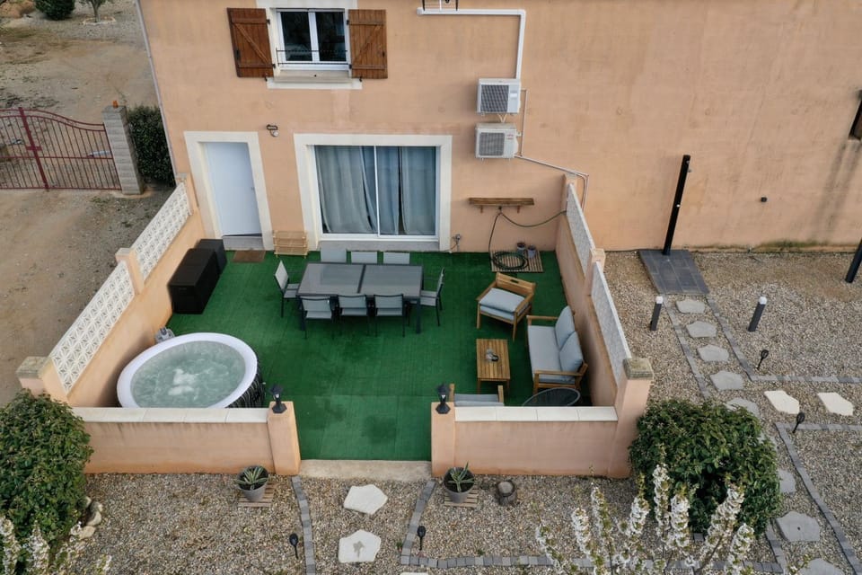 Villa vigneronne moderne piscine et jaccuzi Villa in Occitanie