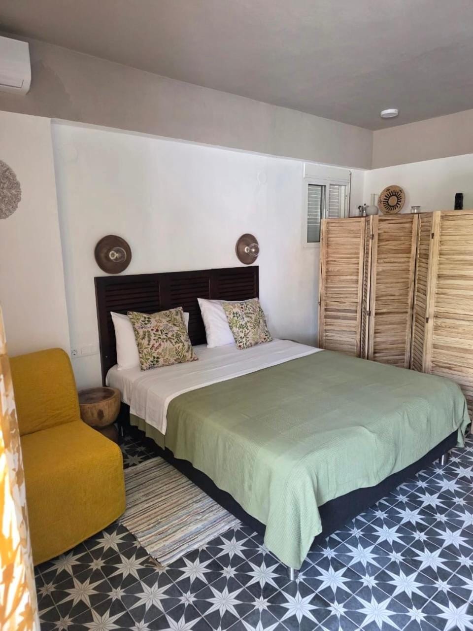 Bed, Seating area, Bedroom