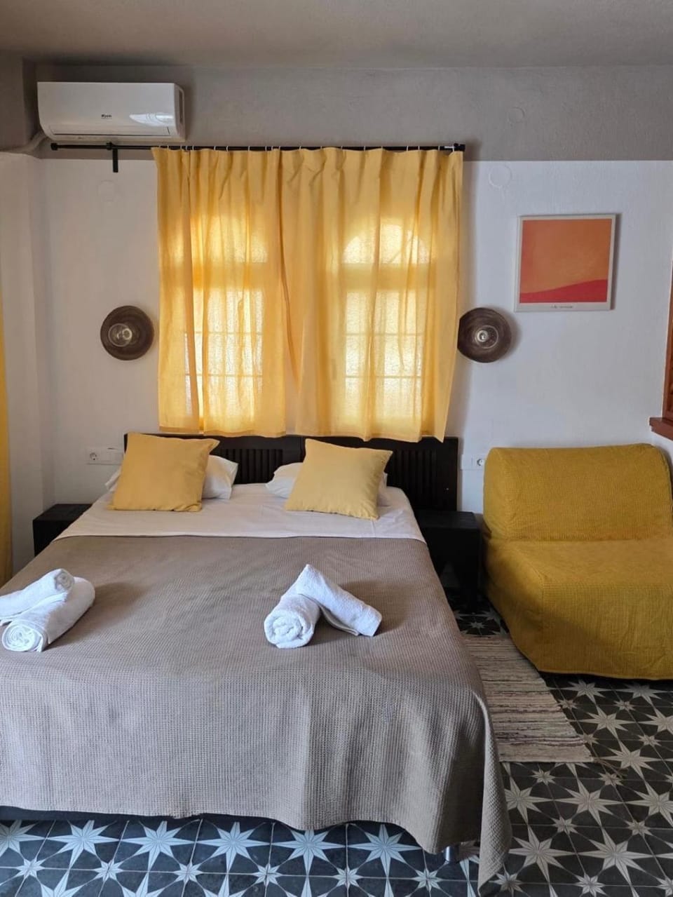 Bed, Bedroom, towels, air conditioner