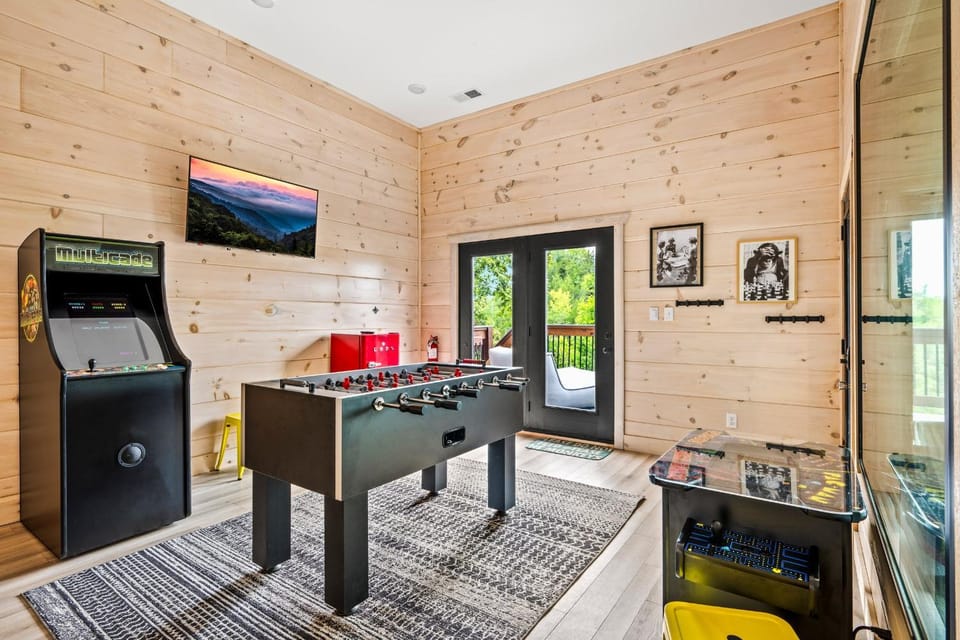 Velvet Monkey Retreat House in Douglas Lake