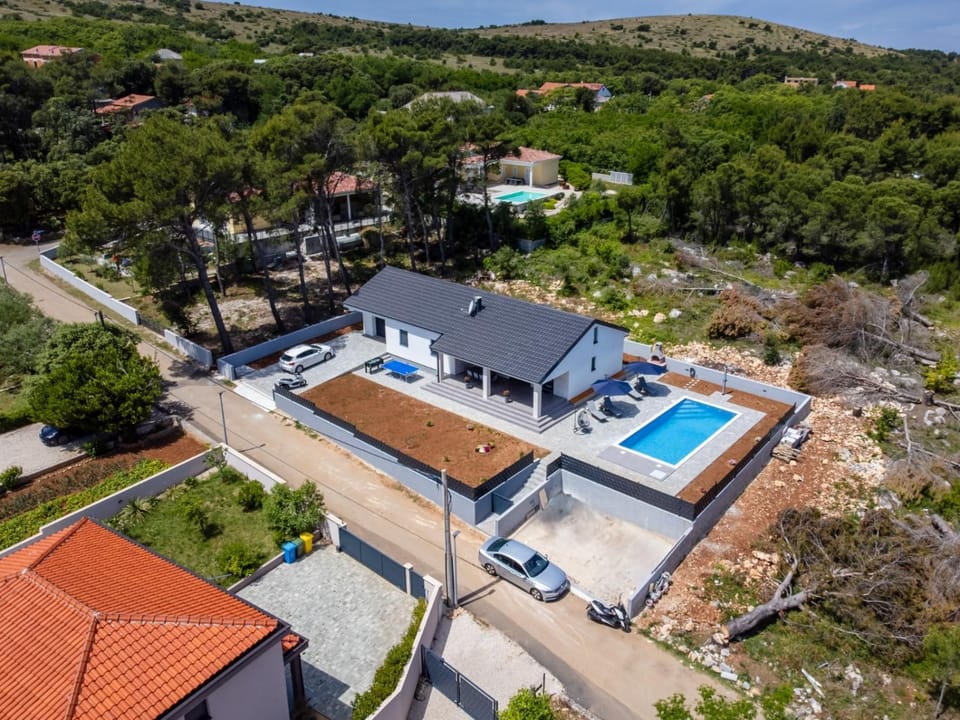 Property building, Natural landscape, Pool view, Street view, Location