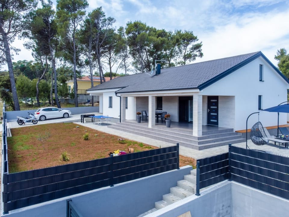 Property building, Garden, Location, Parking