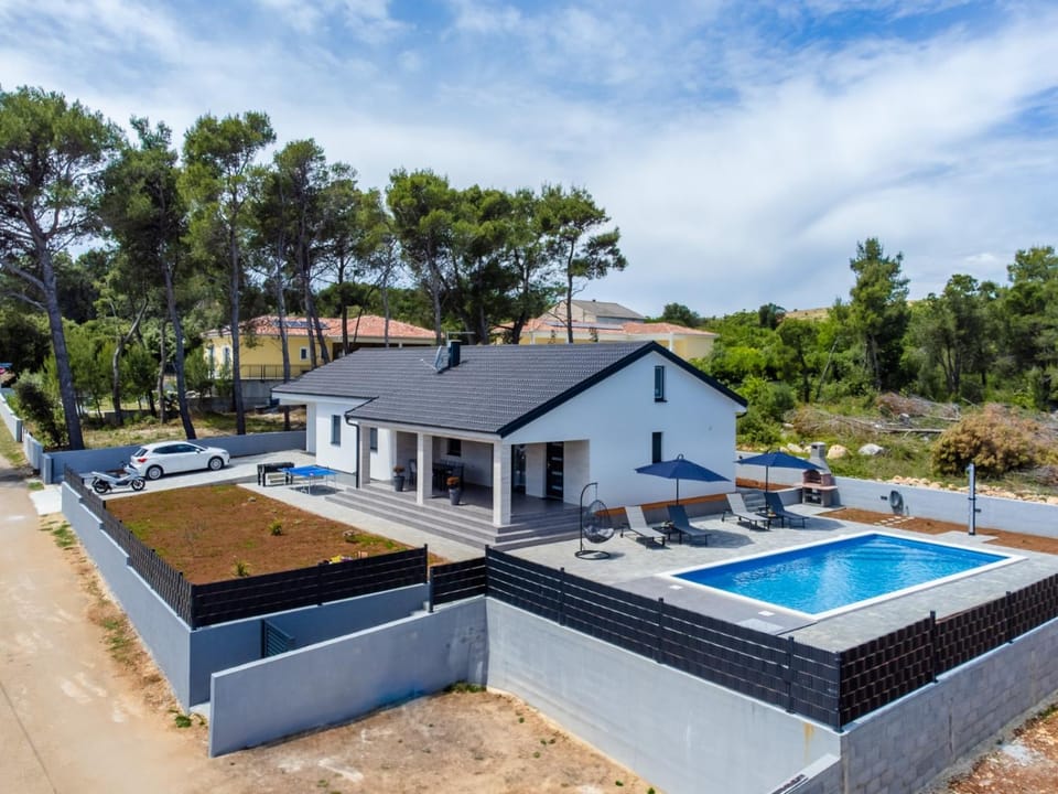 Property building, Day, Swimming pool, sunbed