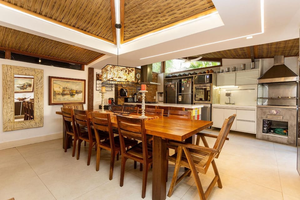 Kitchen or kitchenette, Seating area, Dining area