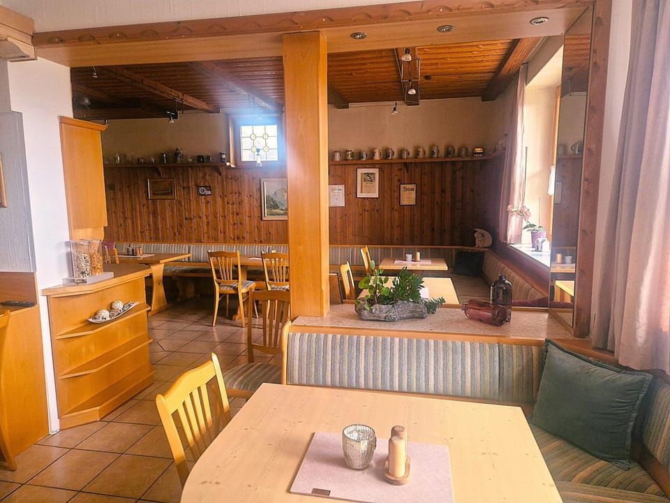 Seating area, Dining area
