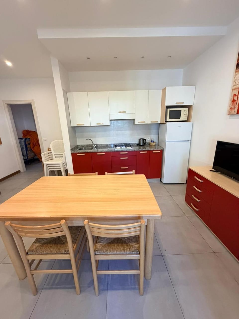 Kitchen or kitchenette, Dining area
